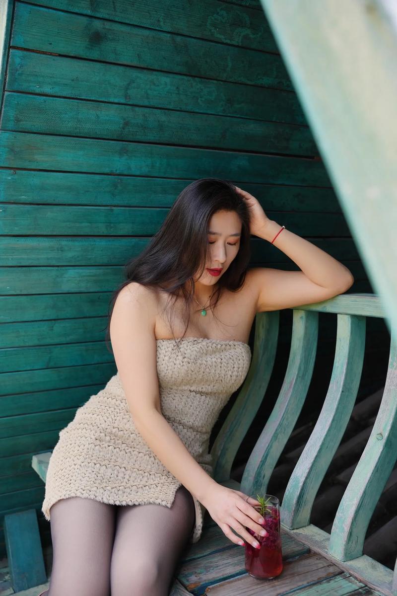 老板揉搓秘书丰满大乳动态图的相关介绍