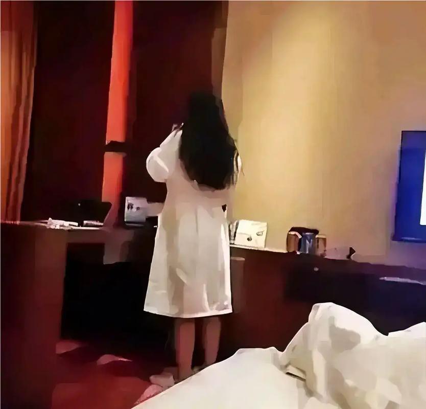 操了老师的逼的相关介绍