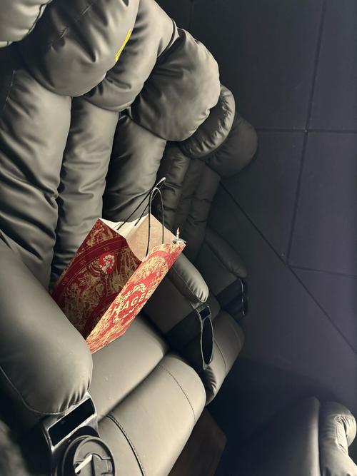 一边亲下面一边摸的相关介绍