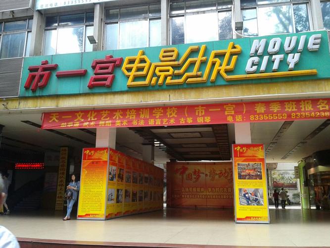 操美女老师逼的相关介绍